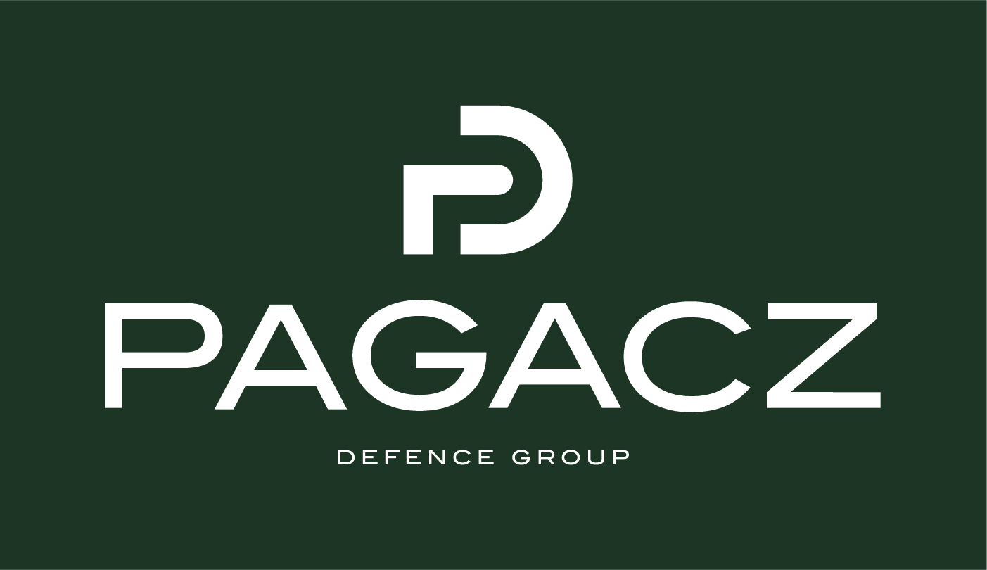 Pagacz Defence Group logotyp podstawowy na polu ochronnym wersja jasna ciemne tło